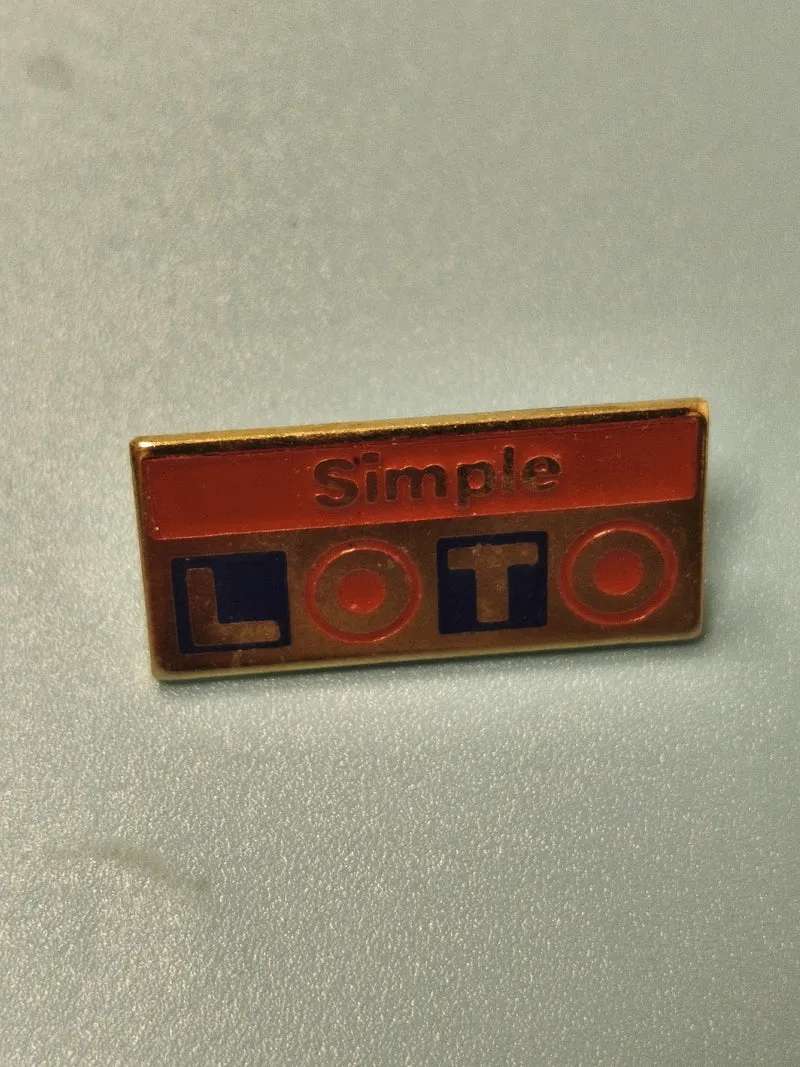 Pin's vintage Loto Simple rectangulaire rouge bleu ? collection jeux anciens