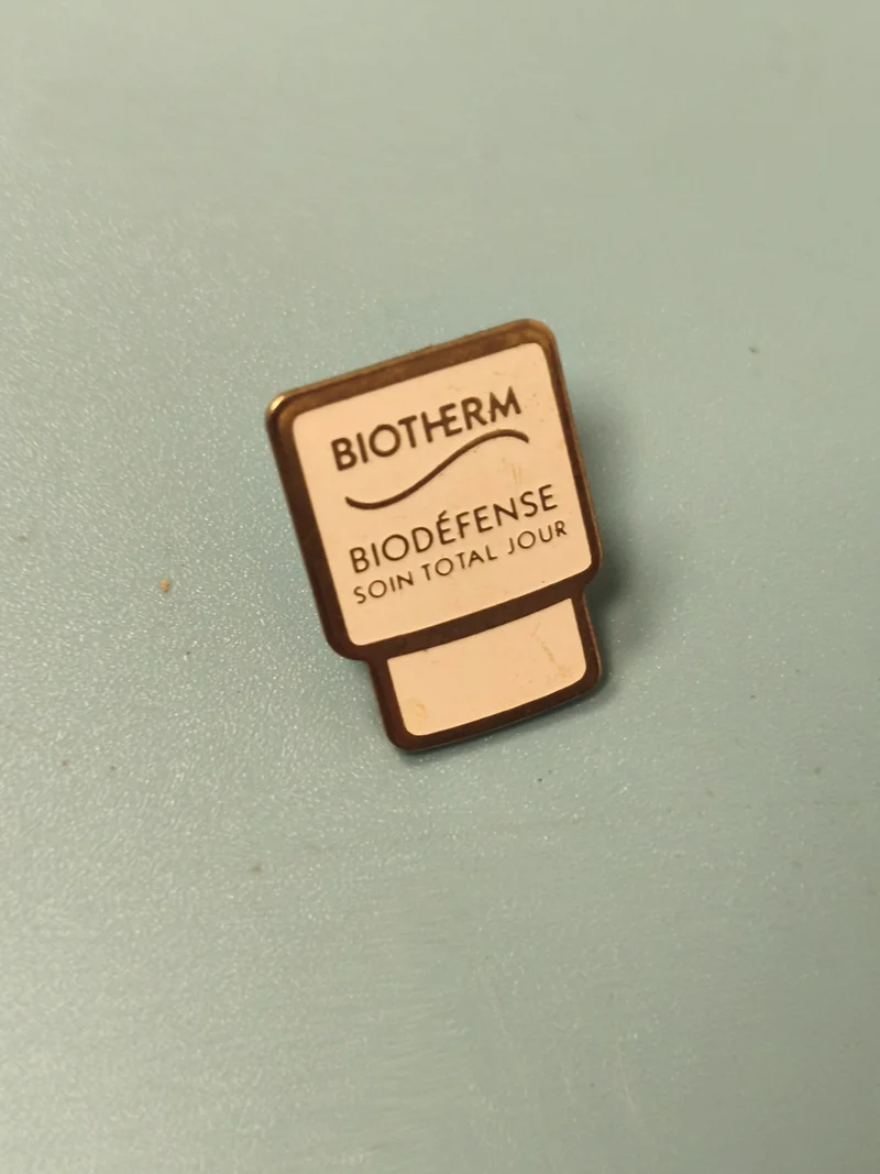 Vintage pin's Biotherm Biodéfense soin total jour carré publicitaire ancien