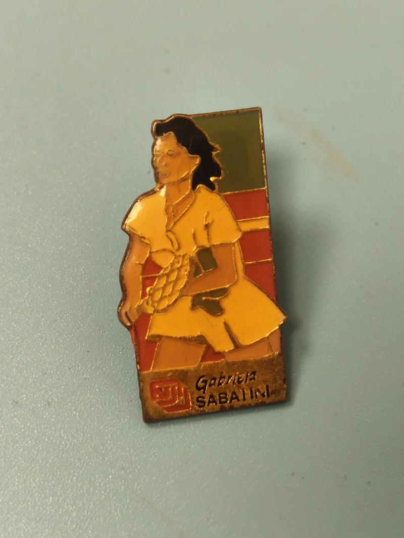 Vintage pin's Gabriela Sabatini tennis, émail coloré, objet de collection