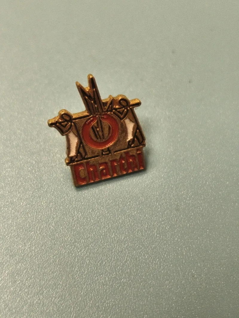 Vintage pin's Charthi émaillé rouge doré, badge ancien collection (Ref 18)