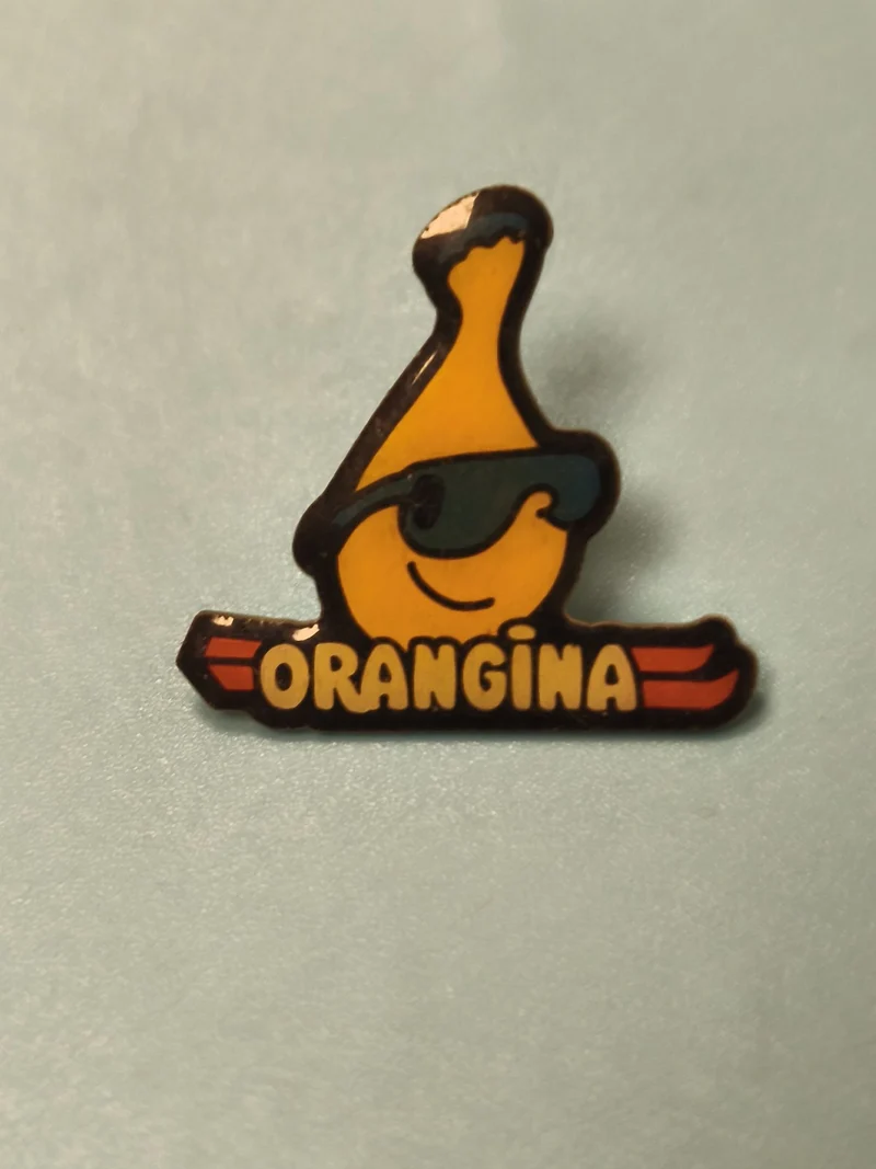 Pin's vintage Orangina bouteille mascotte lunettes publicitaire ancien