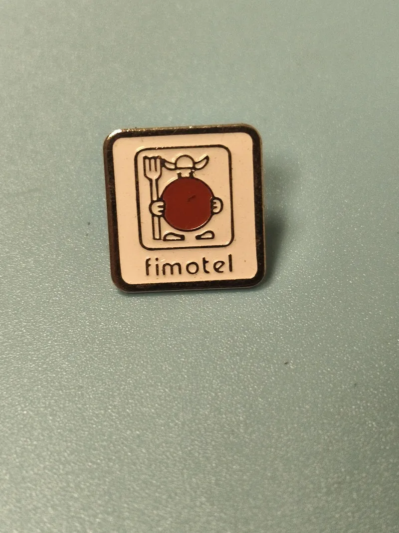Vintage pin's fimotel carré logo personnage fourche collector ancien