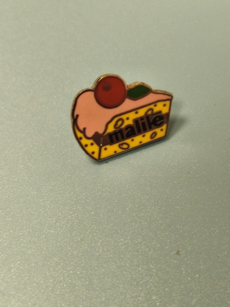 Pin's vintage gâteau part de tarte malile émaillé collection food rétro