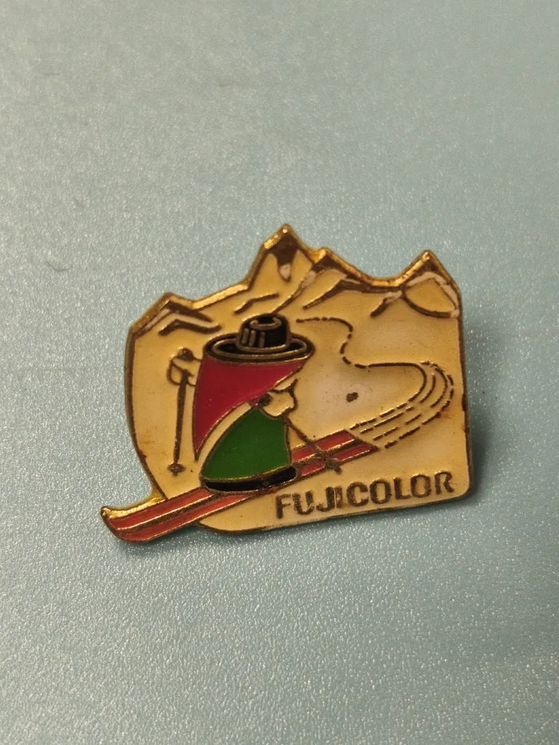 Vintage pin's Fujicolor ski montagne émaillé collection photographie rare