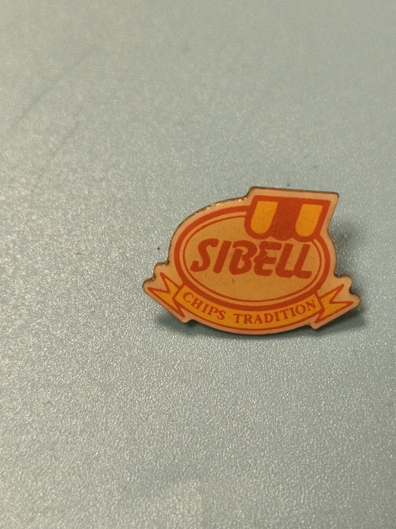 Pin's vintage Sibell publicitaire chips tradition jaune et orange collection