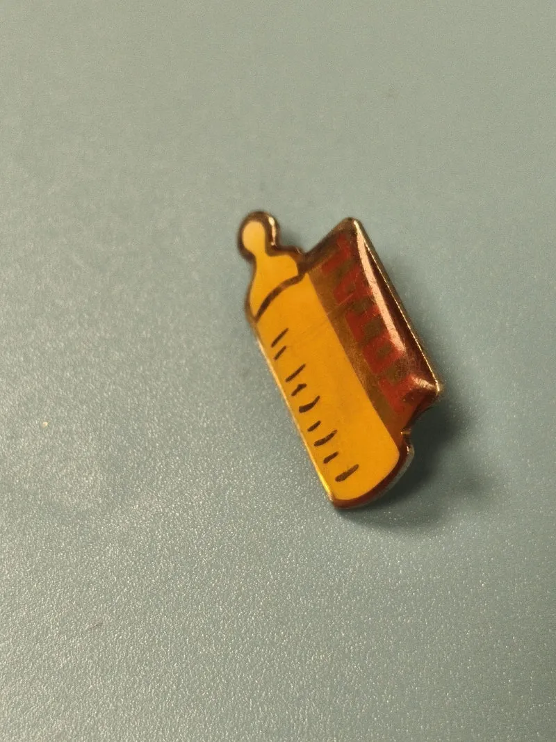 Vintage pin's Total biberon jaune, collection publicitaire rétro