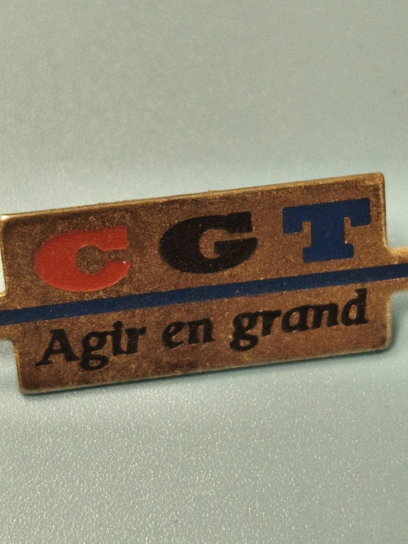 Vintage pin's CGT Agir en grand syndicat ancien badge métal tricolore