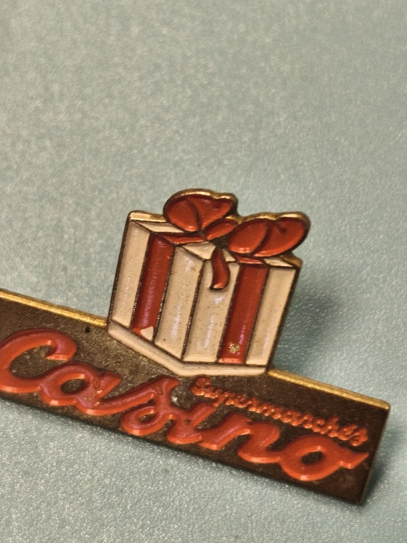Pin's vintage Supermarchés Casino cadeau rouge blanc collection publicitaire