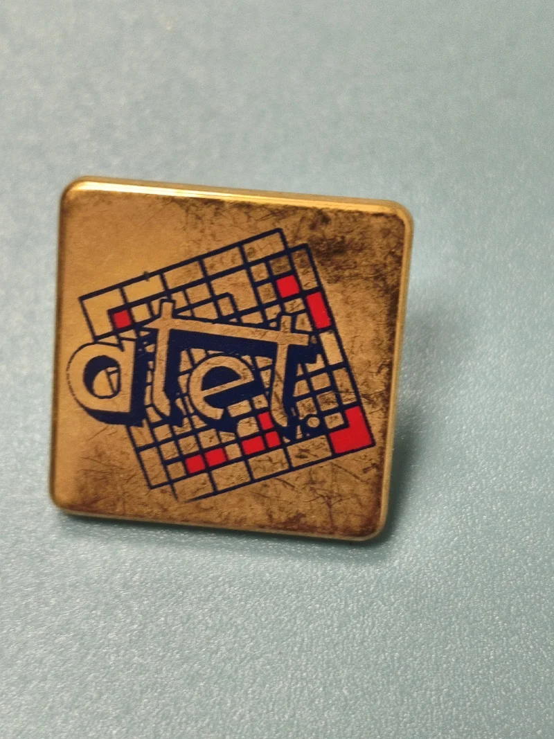 Vintage pin's atet carré motif graphique ancien collection rétro (Ref 19)
