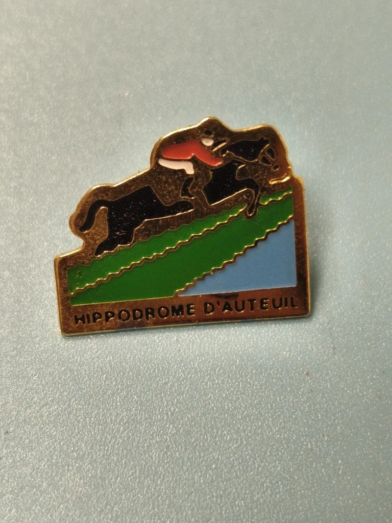 Pin's vintage Hippodrome d'Auteuil cheval cavalier émaillé course Ref 19