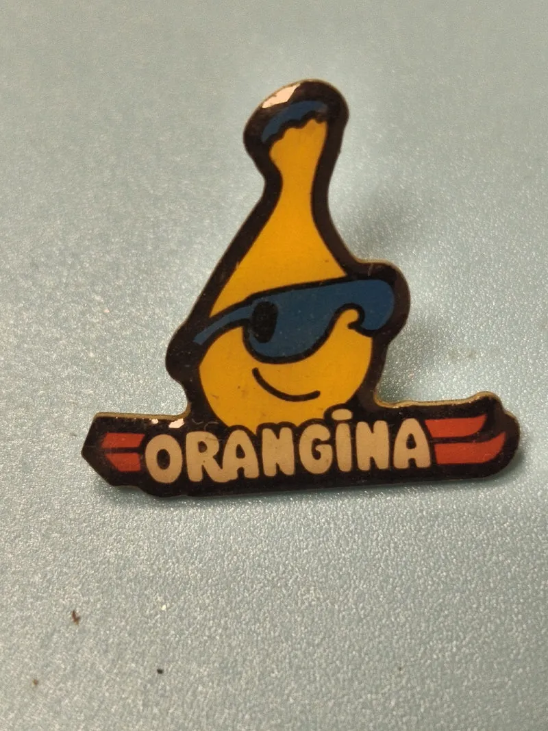 Pin's vintage Orangina mascotte bouteille jaune lunettes bleues collection