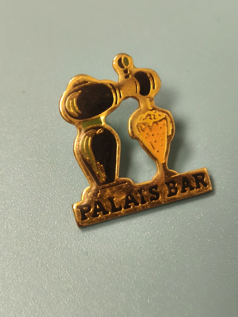 Pin's vintage Palais Bar doré, motif barman, collection bar ancien