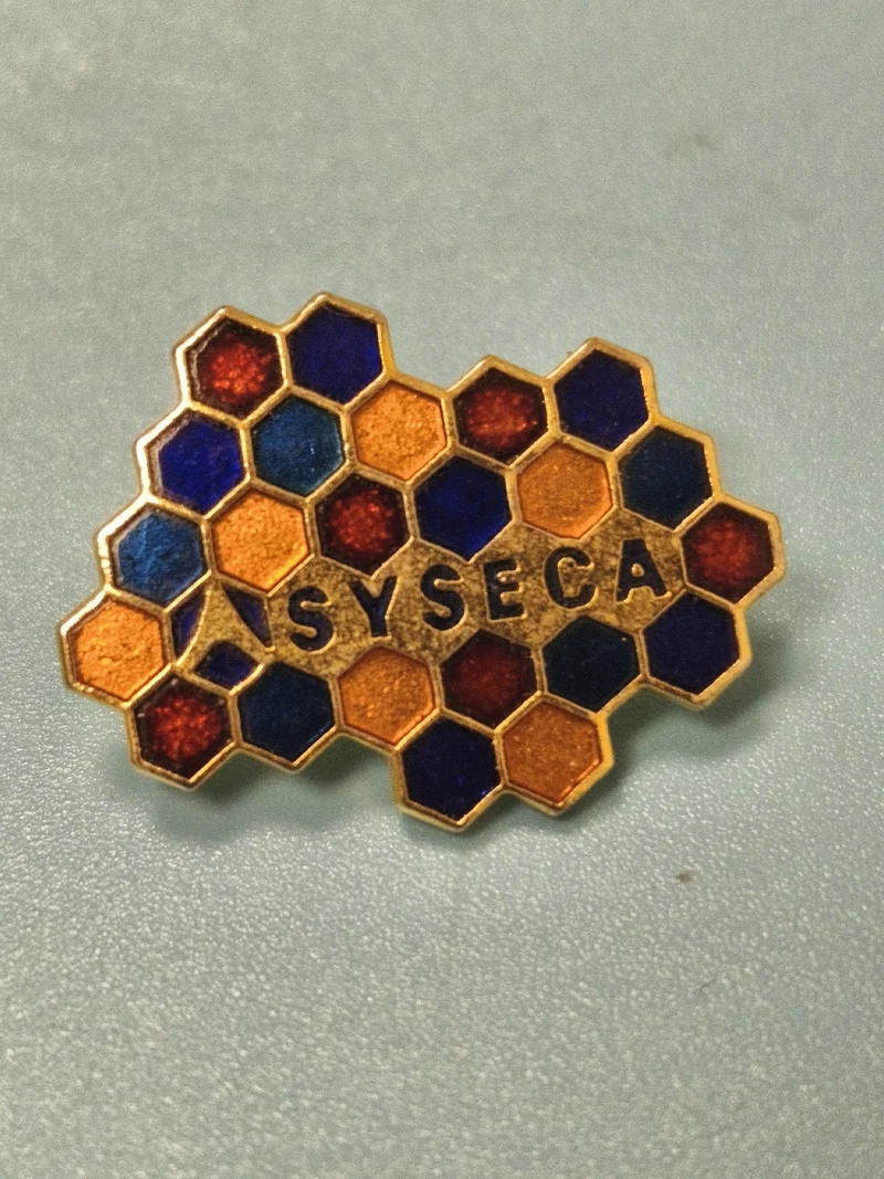 Vintage pin's Syseca alvéoles colorées logo entreprise collection rare