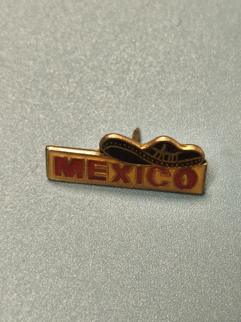 Vintage pin's Mexico chapeau sombrero, émaillé rouge et doré, collection