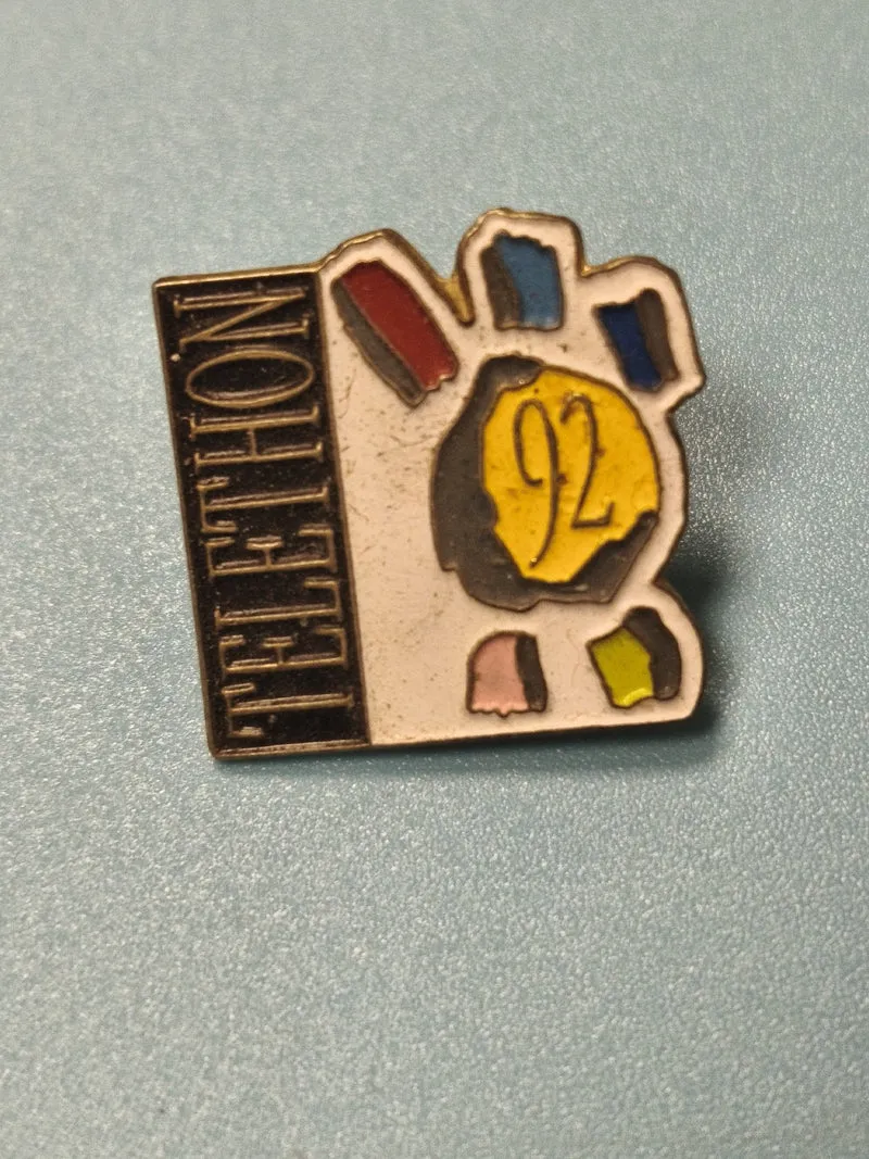 Pin's vintage Téléthon main 92 multicolore ancien collection Ref 19
