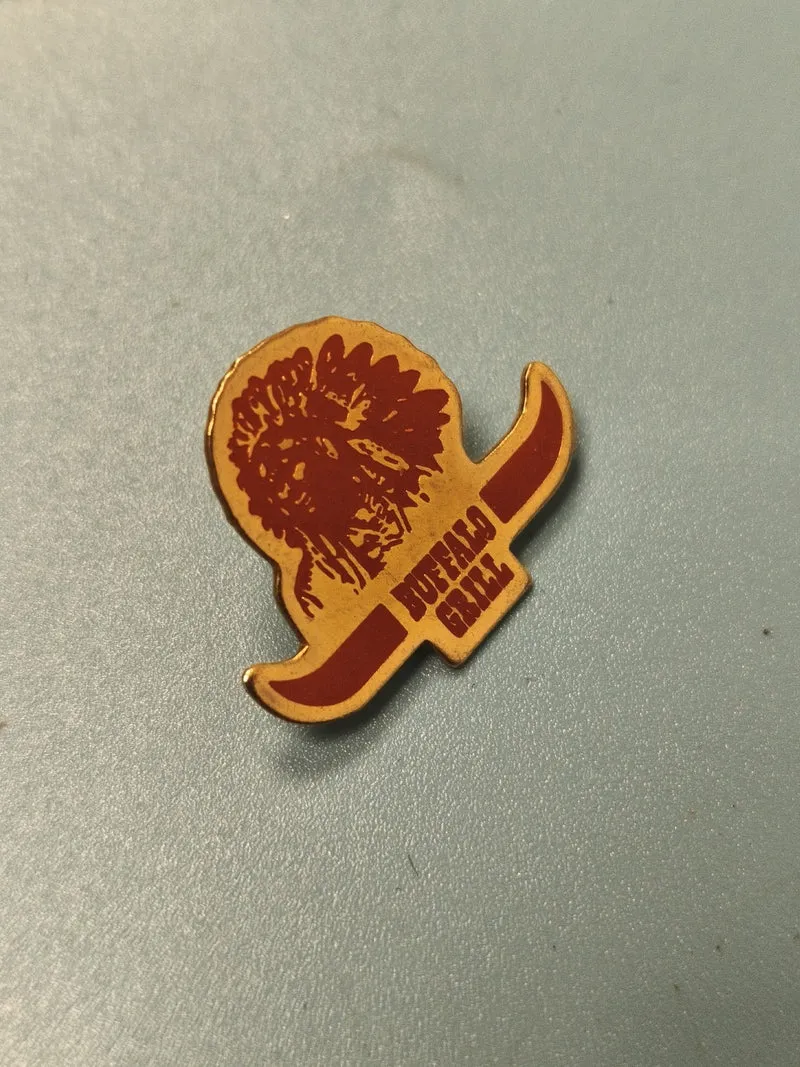Vintage pin's Buffalo Grill logo tête d'indien rouge jaune collection