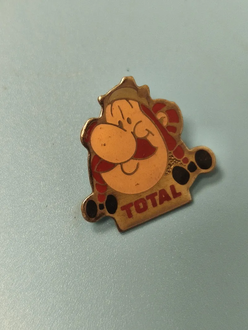 Pin's vintage TOTAL personnage BD, collection publicitaire rétro (Ref 19)