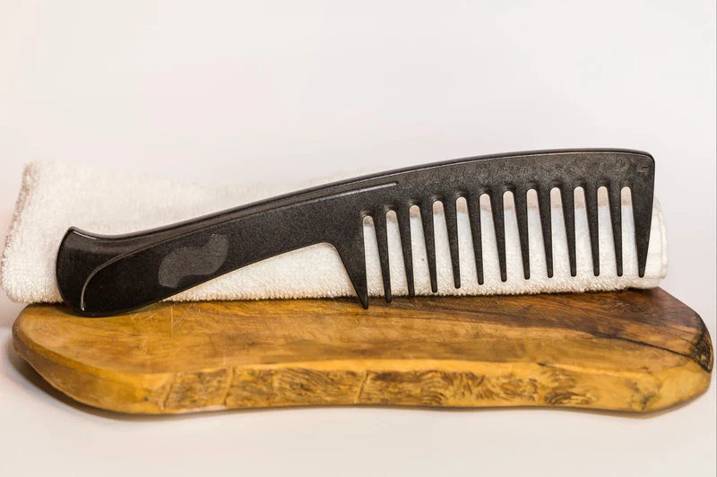 Peigne avec manche 2 en 1 - cheveux et barbe
