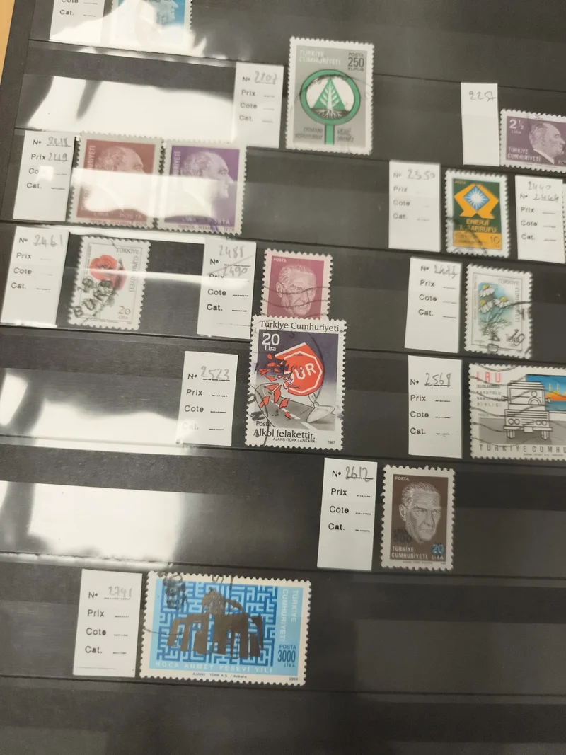 Timbres Turquie République lot x10, motifs Atatürk, thématiques florale, transpo