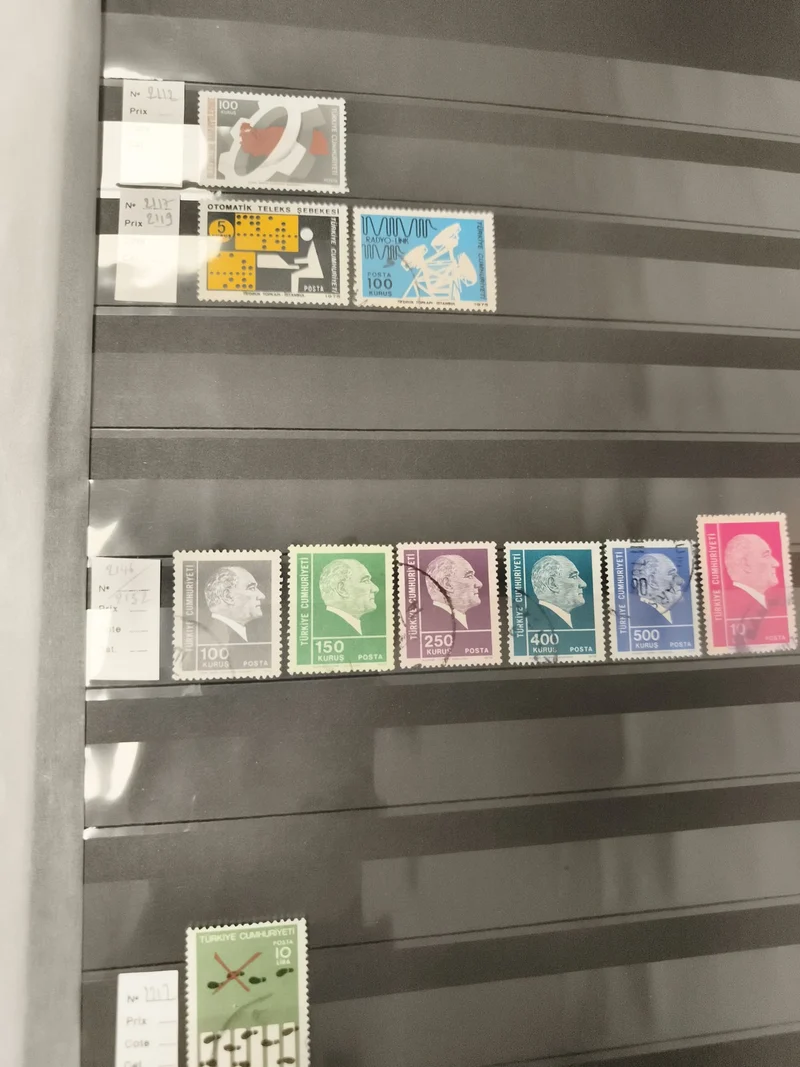 Lot 10 timbres Turquie Cumhuriyeti thématiques et portraits Atatürk