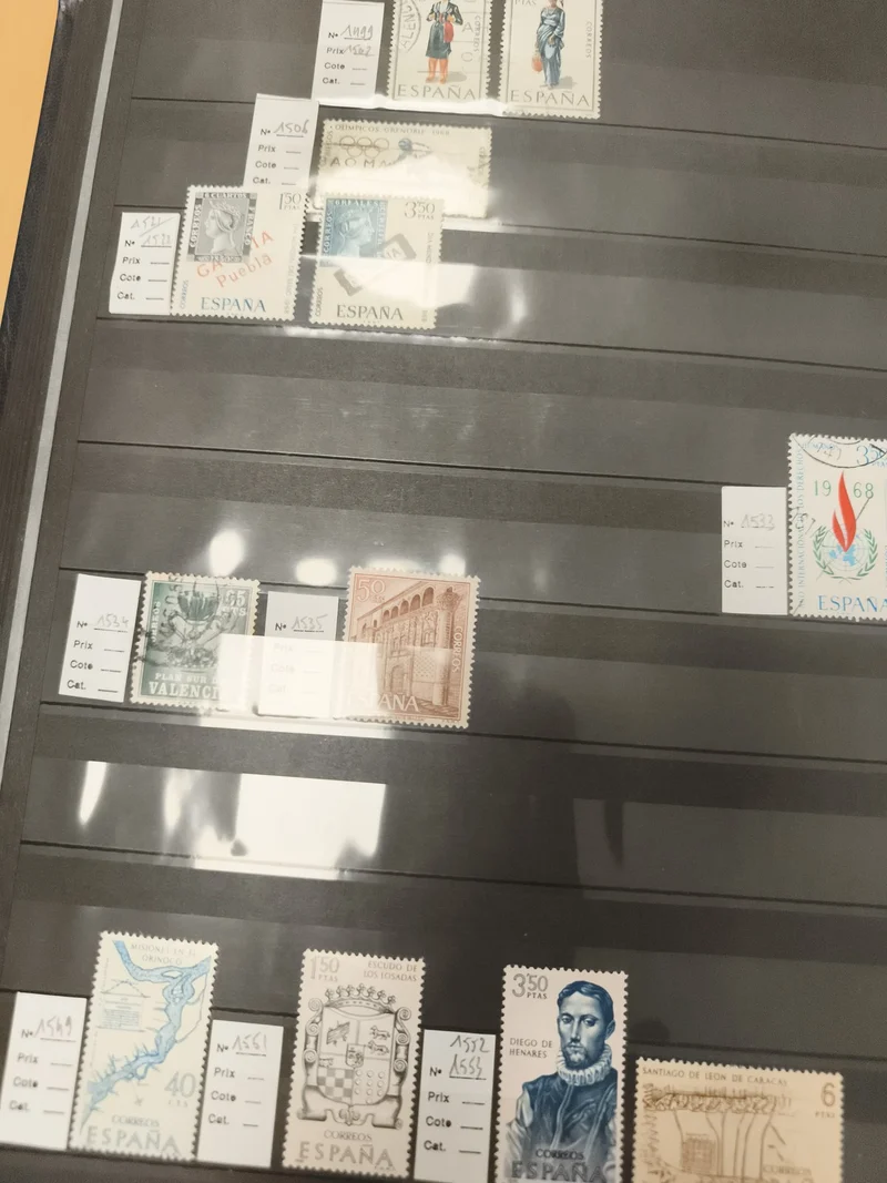 Timbres Espagne thématiques costumes, architecture, personnages, lot philatélie
