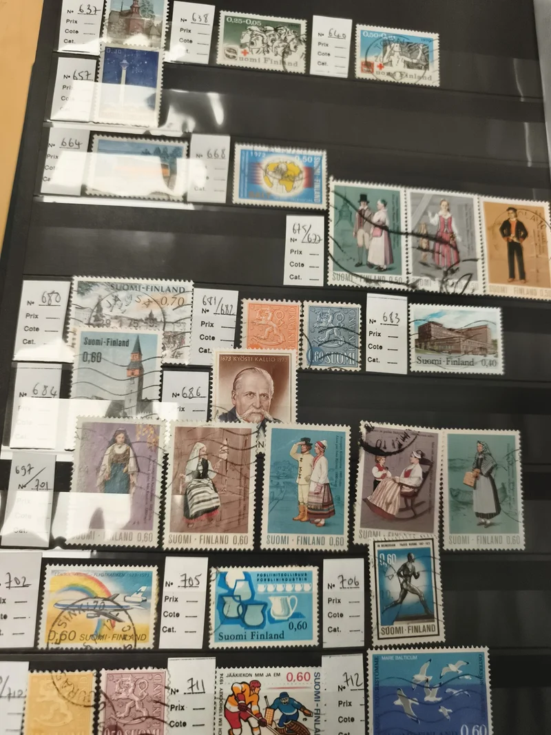 Timbres Finlande Suomi x22 lot thématique costumes folklore oblitérés et neufs p