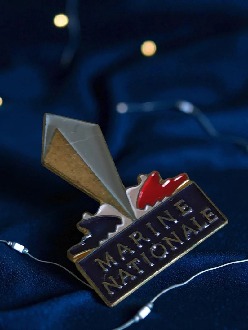 Pin's Marine Nationale édition limitée vintage tricolore, badge publicitaire rar