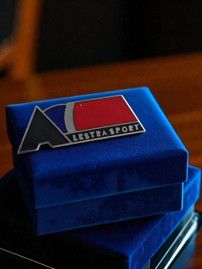 Pin's publicitaire vintage Lestra Sport émail tricolore rétro accessoire déco