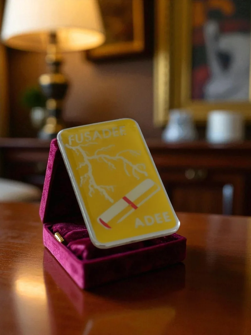 Pin's émaillé vintage FUSADEE ADEE jaune, badge publicitaire ancien