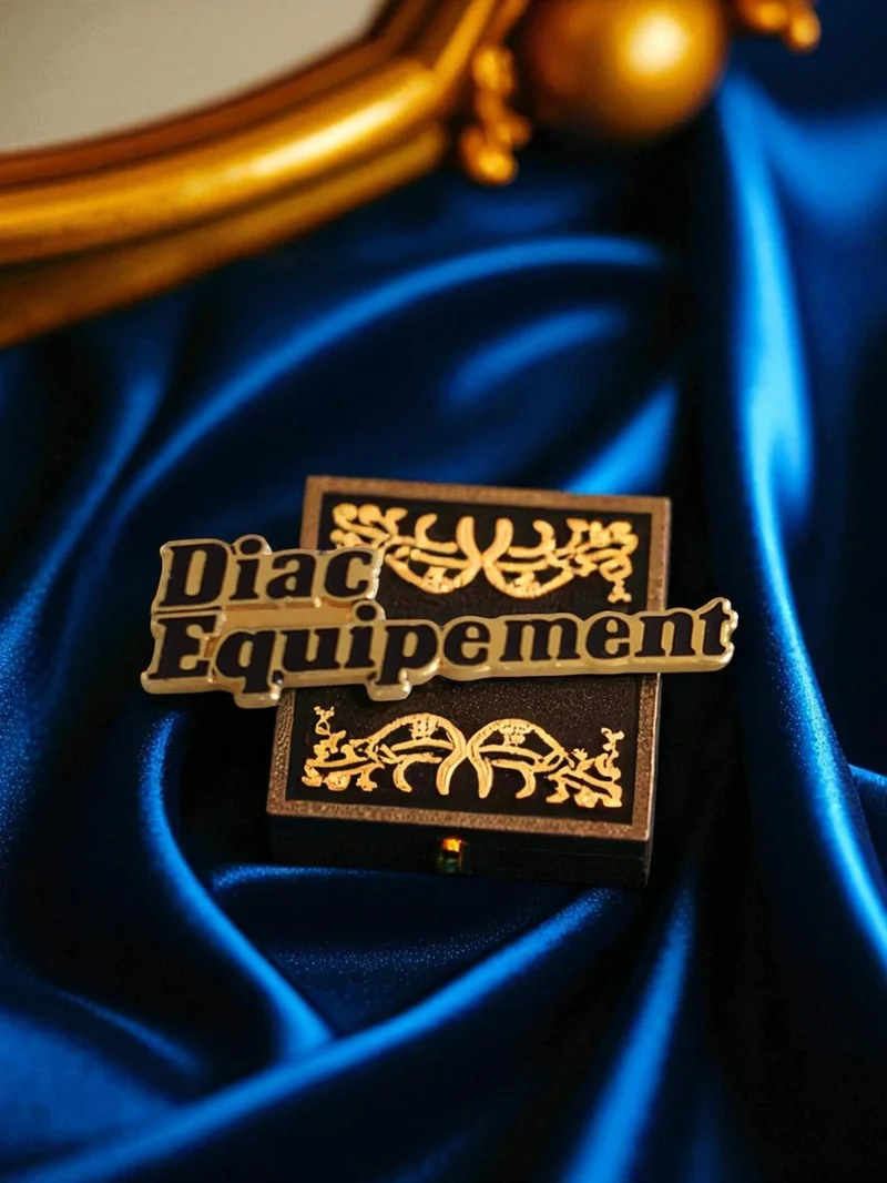 Pin's Diac Equipement vintage édition limitée, carré, décor doré publicitaire