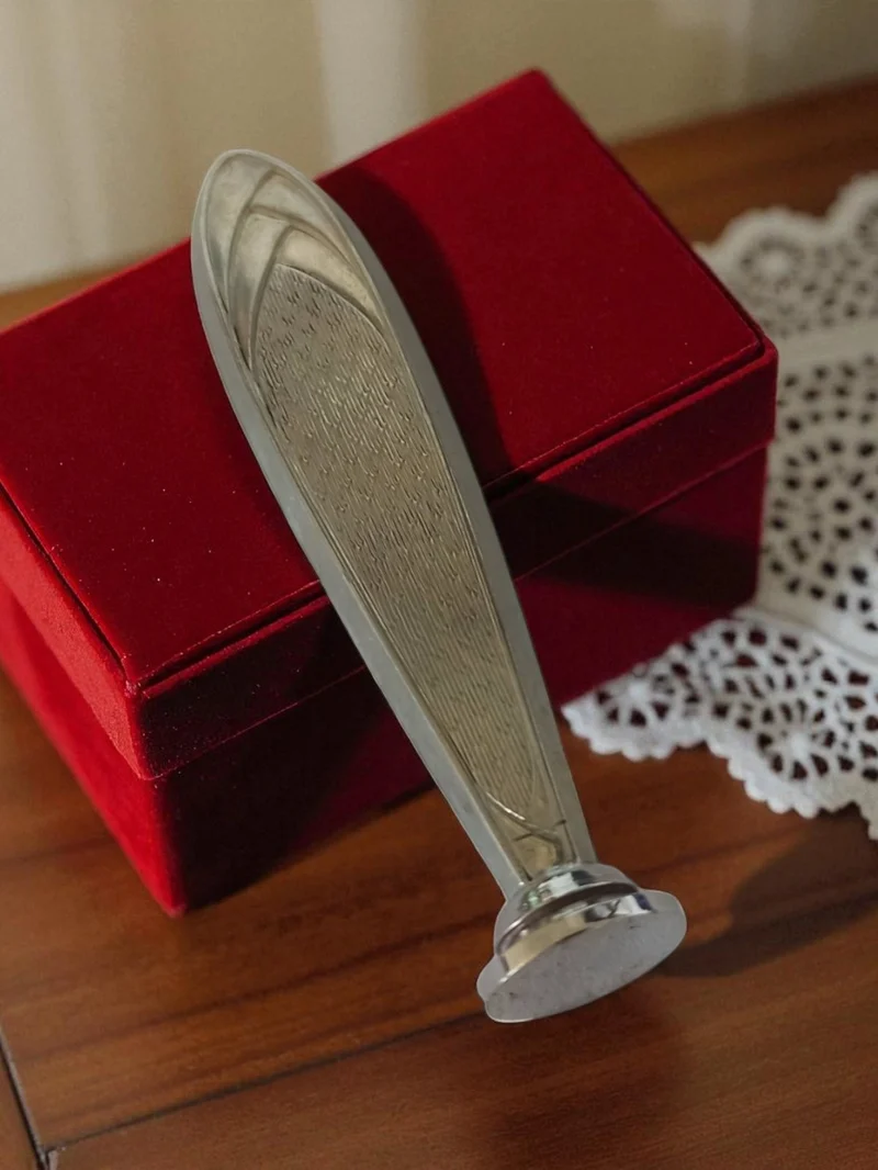 Cache tampon vintage métal décor gravé forme allongée collection papeterie
