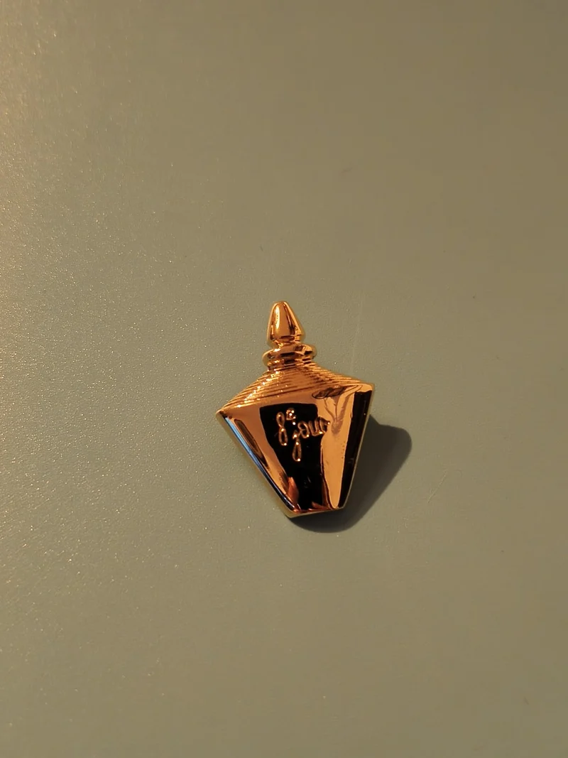 Pin's vintage ancien 8e jour parfum publicitaire collection rétro France