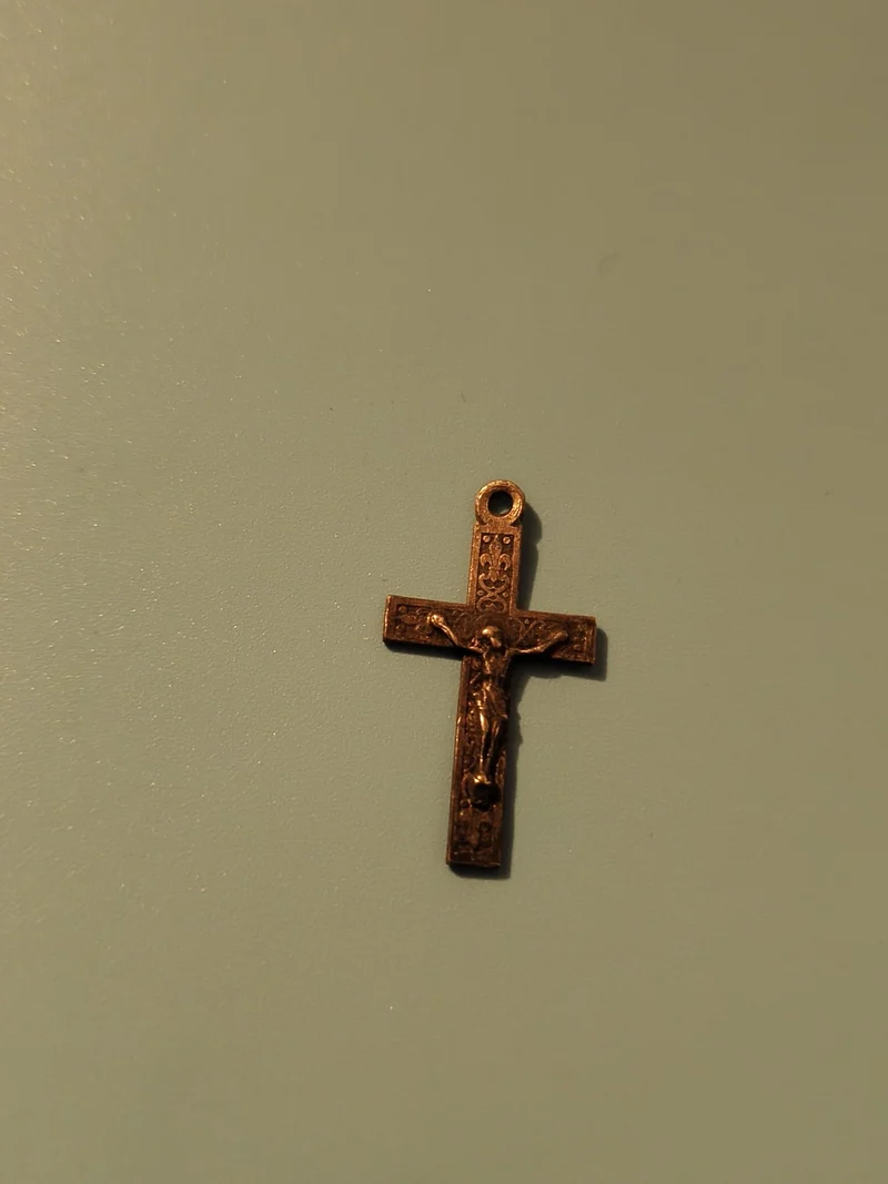 Petite croix catholique vintage pendentif ancien religieux rétro collection Fran