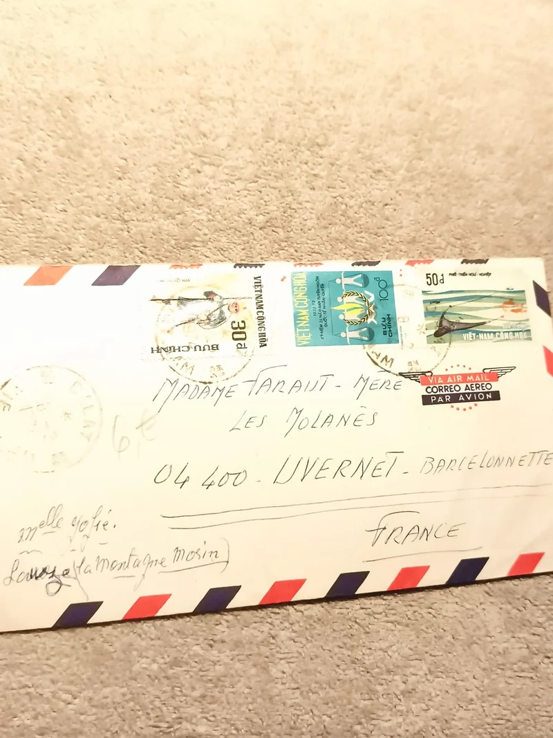 Lettre avion affranchie timbres Vietnam France enveloppe ornée philatélie (Ref 2
