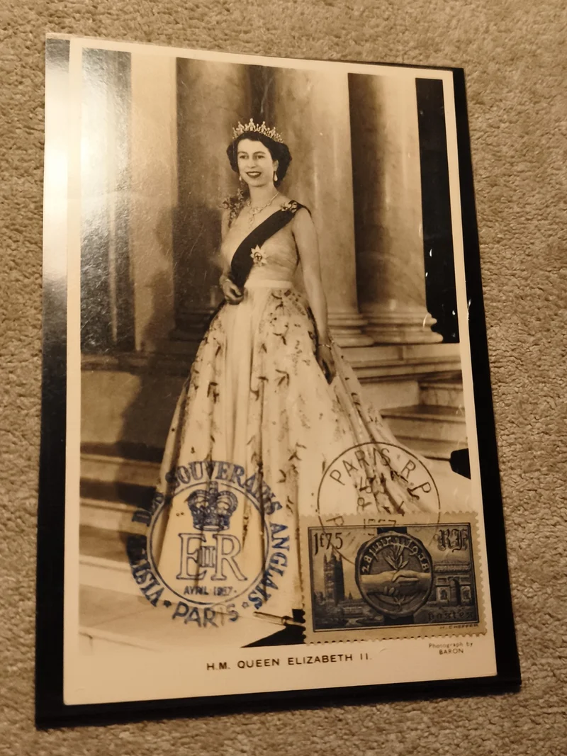 Carte postale H.M. Queen Elizabeth II timbre 1957 obliteration Paris philatélie