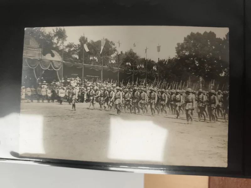 Photographie militaire défilé soldats France drapeaux cérémonie historique
