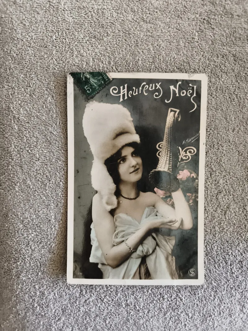 Carte postale ancienne Heureux Noël femme chapeau fourrure CPA début XXe