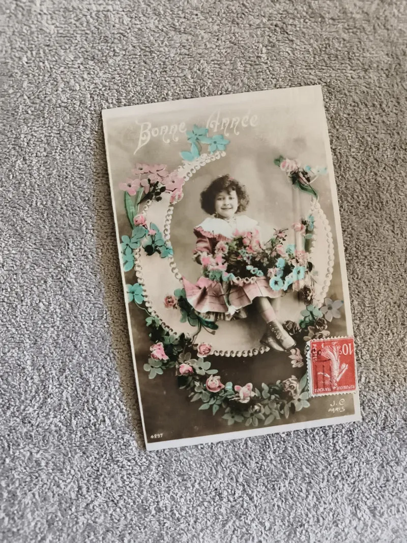 Carte postale Bonne Année fillette fleurs relief, CPA début XXe, J.C Paris