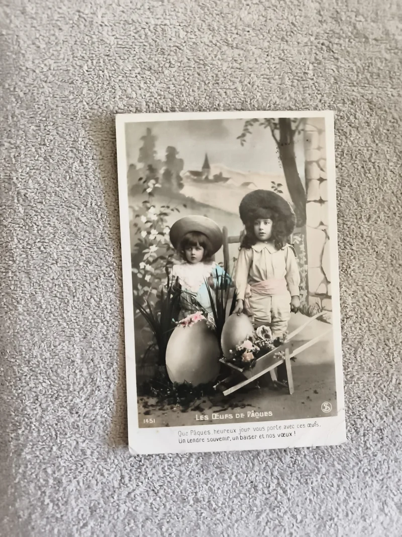 Carte postale CPA Les Œufs de Pâques enfants chapeaux décor fleuri