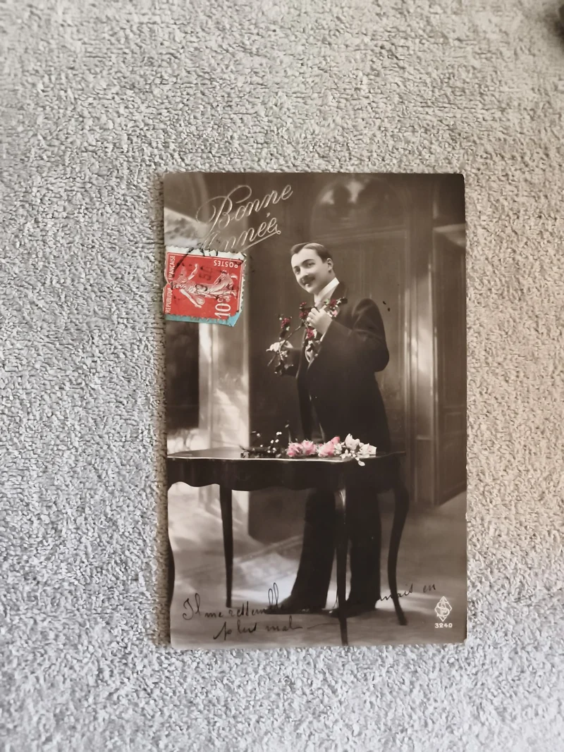 CPA Bonne Année homme élégant timbre rouge fleurs photo début XXe