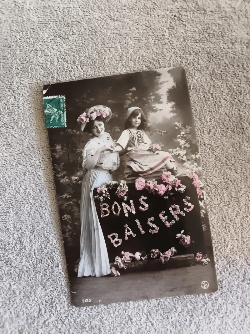 Carte postale ancienne CPA « Bons Baisers » roses timbre France