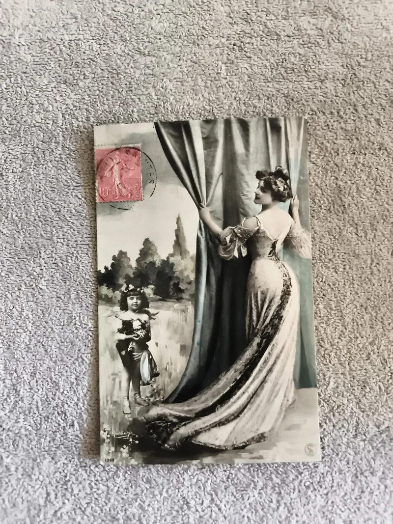 CPA femme élégante robe 1900 fillette timbre rouge décor rétro
