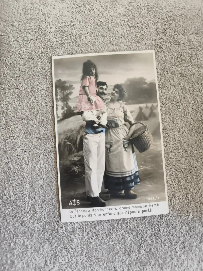 CPA famille père enfant épaule scène colorisée début XXe A. Noyer