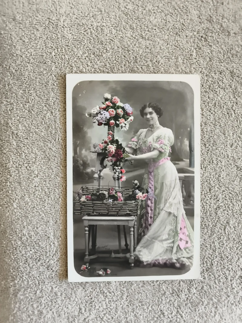 CPA femme élégante robe fleurie début XXe, photo colorisée, carte postale