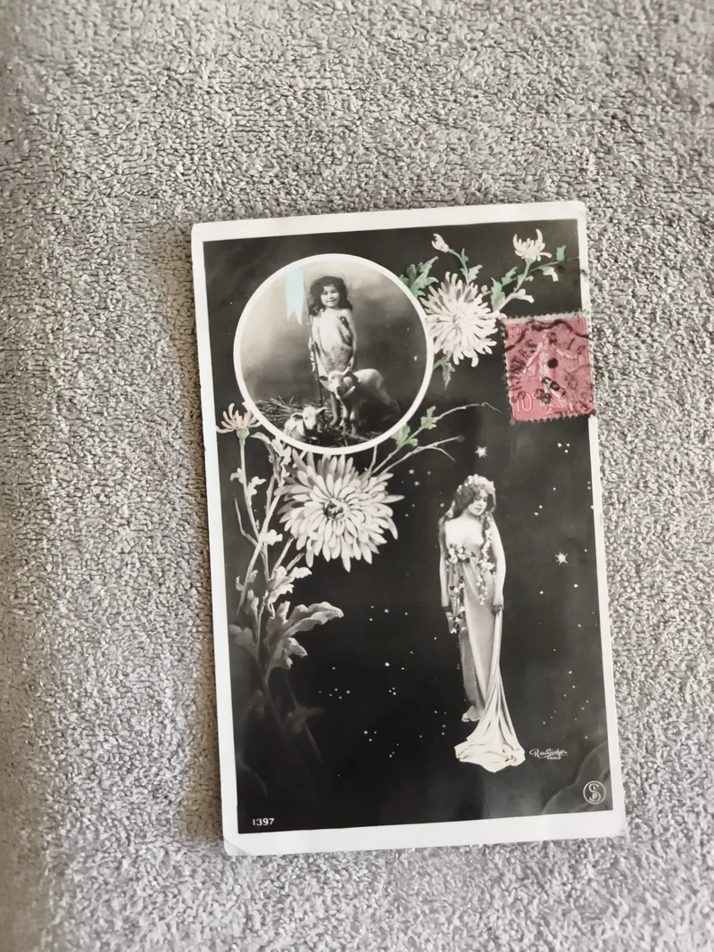 CPA illustrée femme fleurs timbre rose photo ancienne 1397