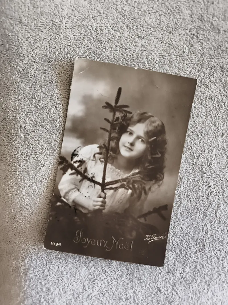Carte photo ancienne Joyeux Noël fillette sapin CPA début XXe