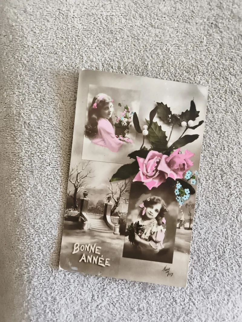 Carte postale Bonne Année CPA fillette fleurs rose colorisée début XXe