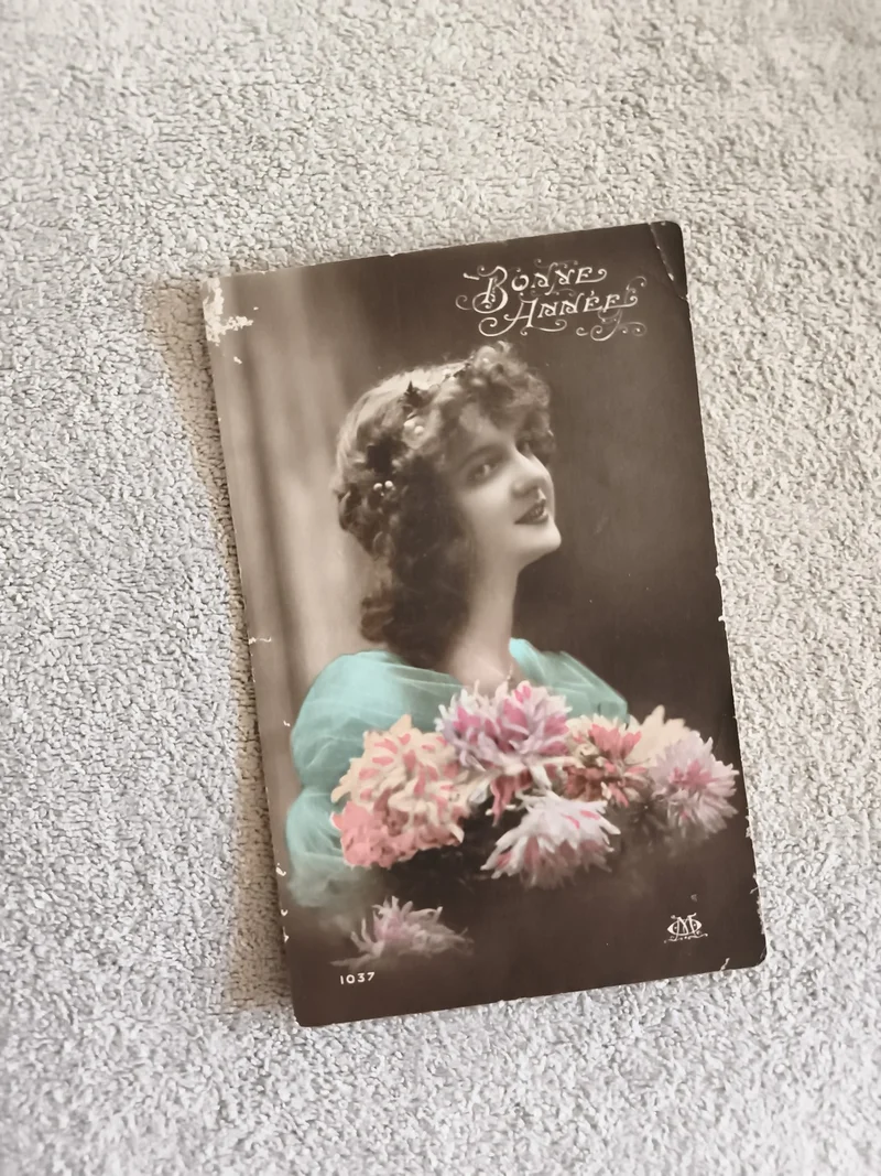 CPA Bonne Année femme fleurs colorisée début XXe romantique