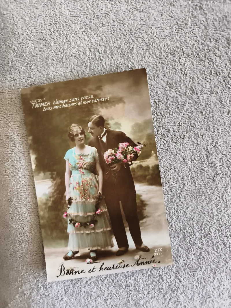 Carte postale ancienne romance Bonne Année CPA couple fleurs début XXe