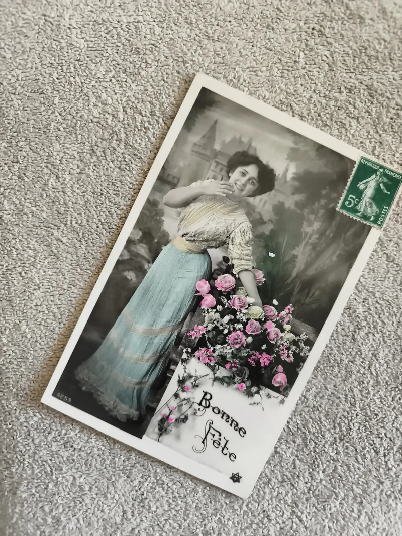 Carte postale ancienne Bonne Fête femme colorisée fleurs CPA